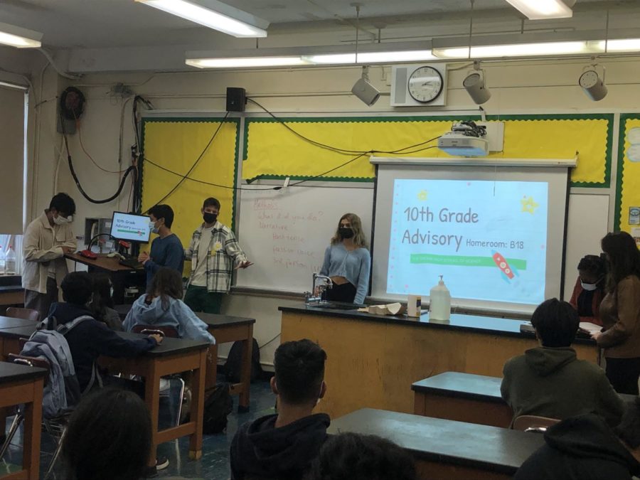 Big Sibs Safwan Almobin '22, Ahanaf Samin '22, Ben Raab '22, Harper Prentice '22, and Yilin Manfredi '22, along with guidance counselor Ms. Maylor, run an advisory session for homeroom B18. 
