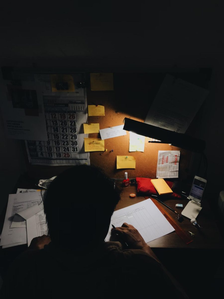 A study done on a national scale concluded that 72.7% of high school students do not get enough sleep during school nights. (https://www.cdc.gov/healthyschools/sleep.htm) (Photo Credit: Yudhistira Alloni / Unsplash)
