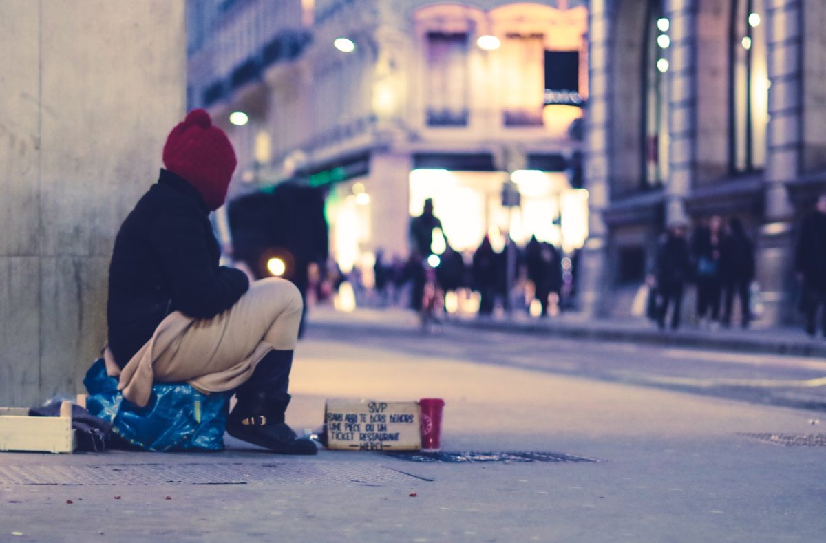 People experiencing homelessness can feel isolated and alone. (Photo Credit: Ev / Unsplash)
