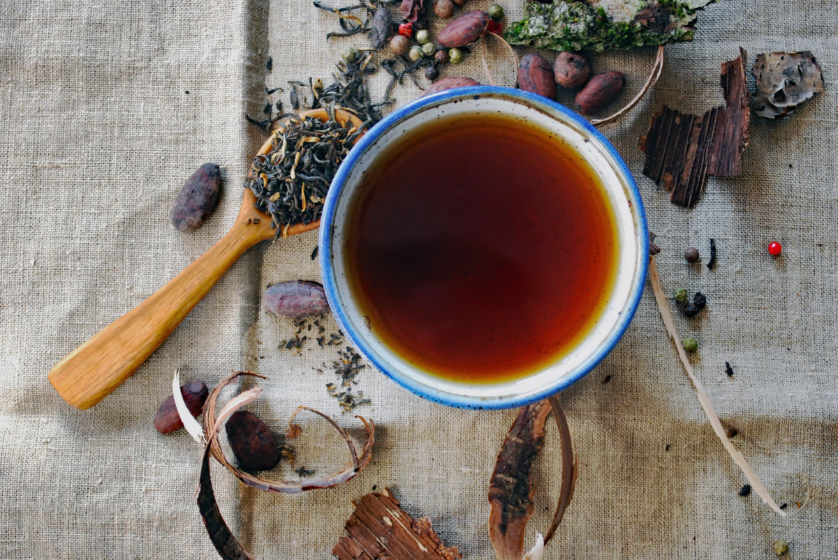 Here, a robust black tea from the Yunnan province in China with hints of Cacao is freshly brewed. (Photo Credit: Drew Jemmett / Unsplash)