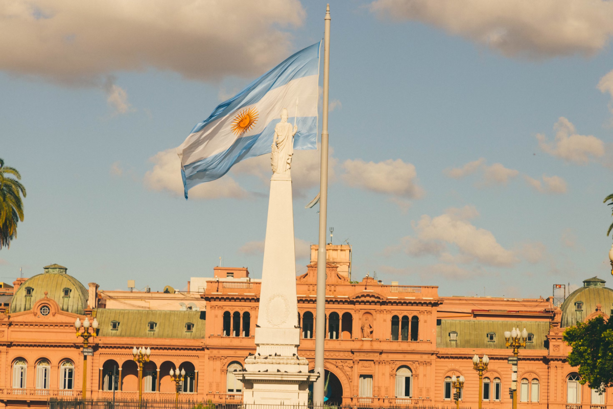 Argentina is the second largest country in Latin America, both physically and in terms of its economy. For centuries, Argentina has been providing the rest of the world with various agricultural products, such as soybeans, corn, wheat, and bovine meat. In fact, Argentina exports so many of its products that it is considered one of the leading food suppliers in the world. However, while Argentina has solidified its place in the global market, its economy is one of the most unstable of our time. (Photo Credit: Gustavo Sánchez)